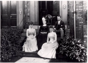 Groupe familial sur les marches du 43 Reginald Terrace, Leeds, vers 1889